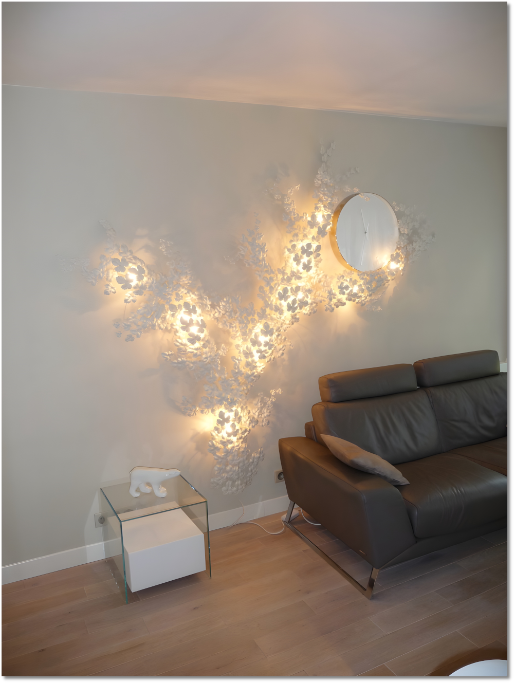 details feuilles metalliques et horloge